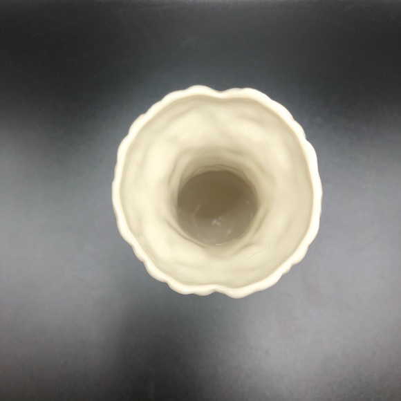 VINTAGE-1993-97 IRISH BELLEEK SMALL TOY SPILL VASE-GREEN SHAMROCKS- 4 3/8" TALL - Picture 5 of 7